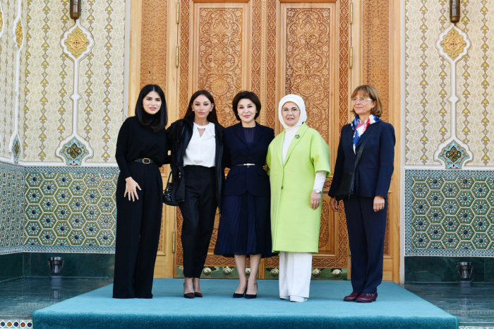   La Primera Dama de Azerbaiyán Mehriban Aliyeva visita el complejo histórico-etnográfico "Ciudad Eterna"  