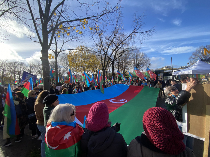   Les Azerbaïdjanais manifestent devant l