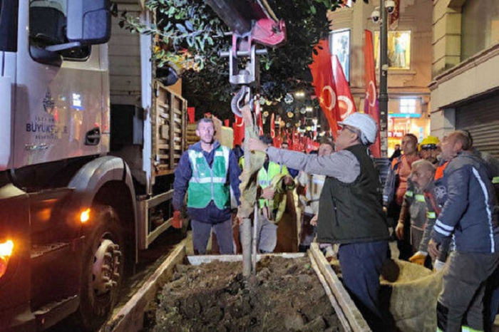    Terrordan sonra İstiqlal küçəsində bütün skamya və ağaclar yığışdırıldı   