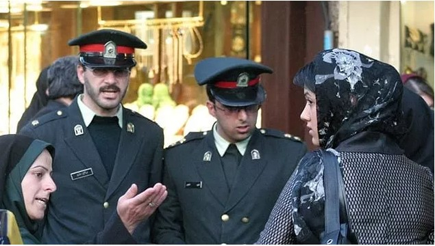       İranda əxlaq polisi:    Qadınların paltarını cırır, ləyaqətini alçaldır    