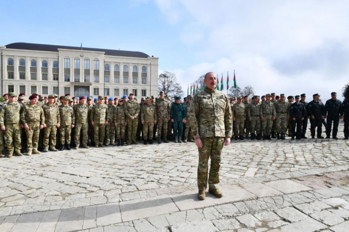 "Özümüz imkan daxilində öz həyatımızı qururuq və yaxşı da qururuq" "Özümüz imkan daxilində öz həyatımızı qururuq və yaxşı da qururuq"