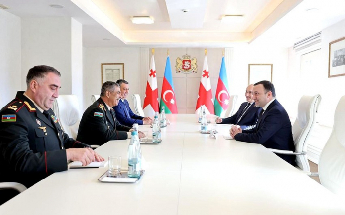  Le ministre azerbaïdjanais de la Défense a rencontré le Premier ministre géorgien 