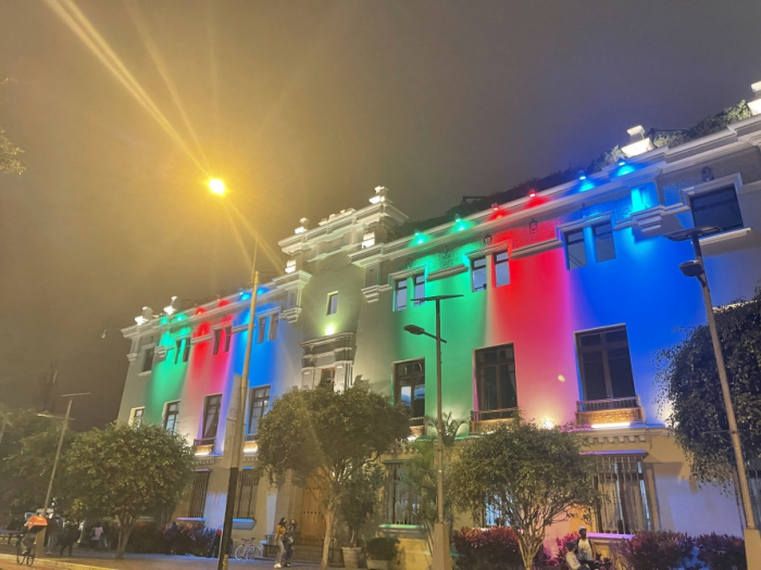 El edificio municipal de Perú se ilumina con los colores de la bandera de Azerbaiyán