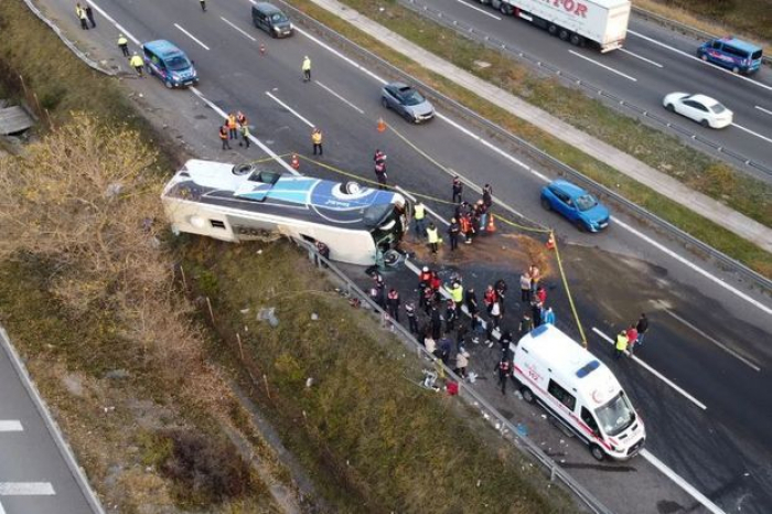    Türkiyədə sərnişin avtobusu aşdı:    3 ölü, 32 yaralı       