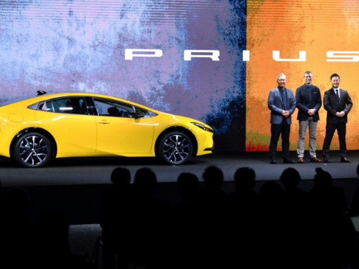 Toyota dévoile sa nouvelle Prius en plein débat sur les hybrides