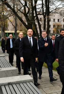   El Presidente de Azerbaiyán visita los monumentos al líder nacional Heydar Aliyev y a Milorad Pavić en el Parque Tašmajdan de Belgrado  
