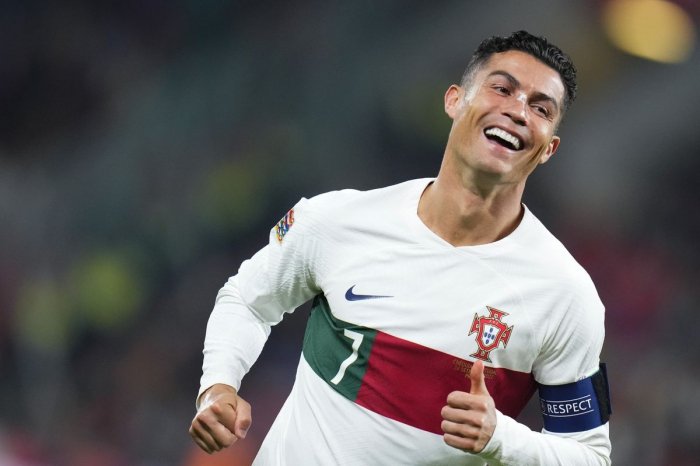    "Ronaldo Portuqaliya bayrağıdır"  
   