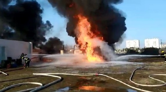 Səngəçalda 50 ton dizel və yük avtomobili yanıb - VİDEO Səngəçalda 50 ton dizel və yük avtomobili yanıb - VİDEO