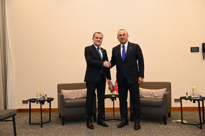  Außenminister Aserbaidschans und der Türkei erörterten aktuelle Fragen der Zusammenarbeit  