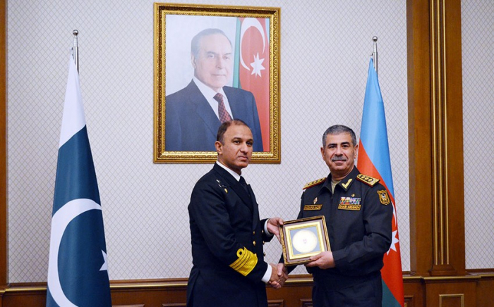  Verteidigungsminister von Aserbaidschan traf sich mit dem Kommandeur der pakistanischen HDG 
