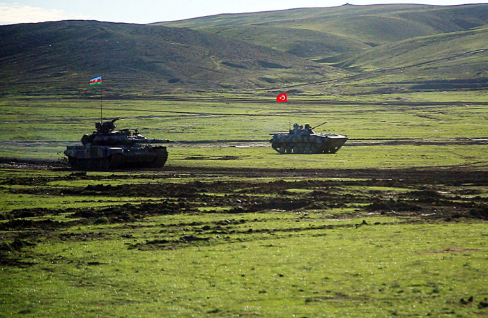  Los militares de Azerbaiyán y Türkiye realizan ejercicios conjuntos - VIDEO  