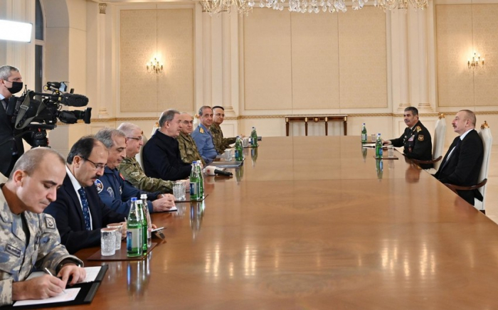   El Presidente Aliyev discutió ejercicios militares conjuntos con Hulusi Akar  