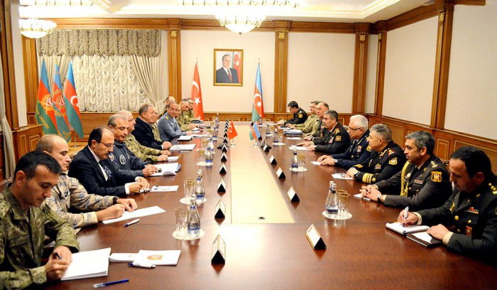  Le ministre azerbaïdjanais de la Défense rencontre son homologue turc 