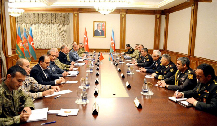 Aserbaidschanischer Verteidigungsminister trifft sich mit seinem türkischen Amtskollegen