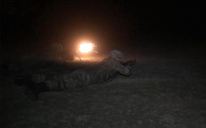   El personal militar de Azerbaiyán-Türkiye realizó ejercicios durante la noche  
