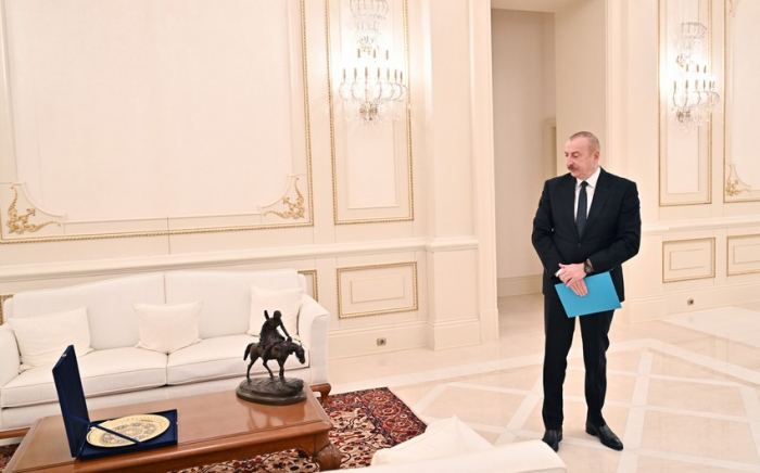   Skulptur von Aziz Aliyev, die einst in seinem Büro stand, wurde dem Präsidenten von Aserbaidschan überreicht   - FOTO    