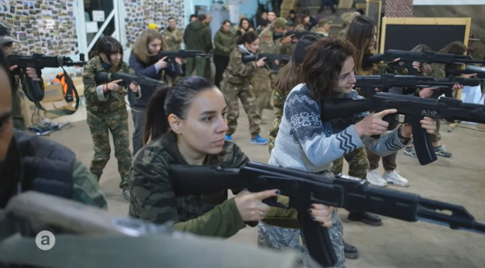  Los jóvenes armenios se preparan para la batalla con Azerbaiyán -  VIDEO  