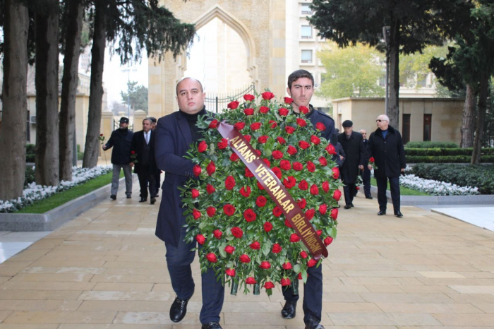   Mitglieder der öffentlichen Vereinigung der Veteranen der Sonderdienste besuchen das Grab von Heydar Aliyev  