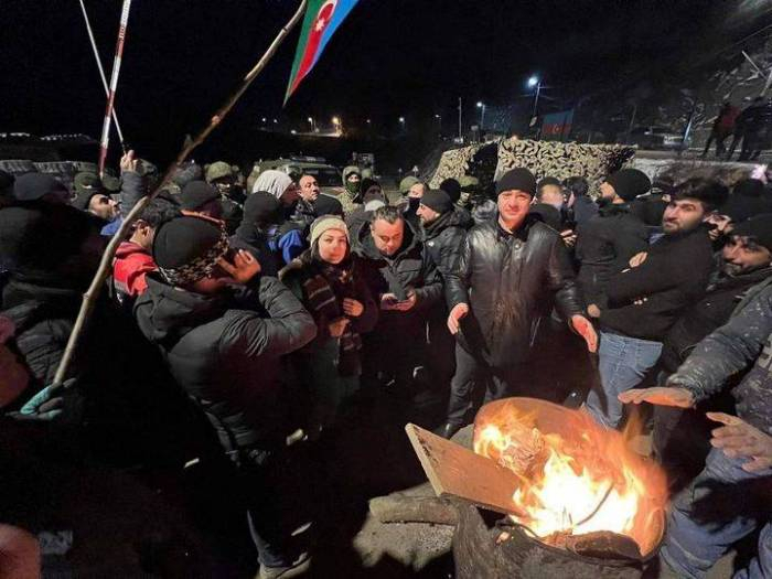 Laçın yolundakı dinc aksiya bu gecə də davam etdiriləcək Laçın yolundakı dinc aksiya bu gecə də davam etdiriləcək