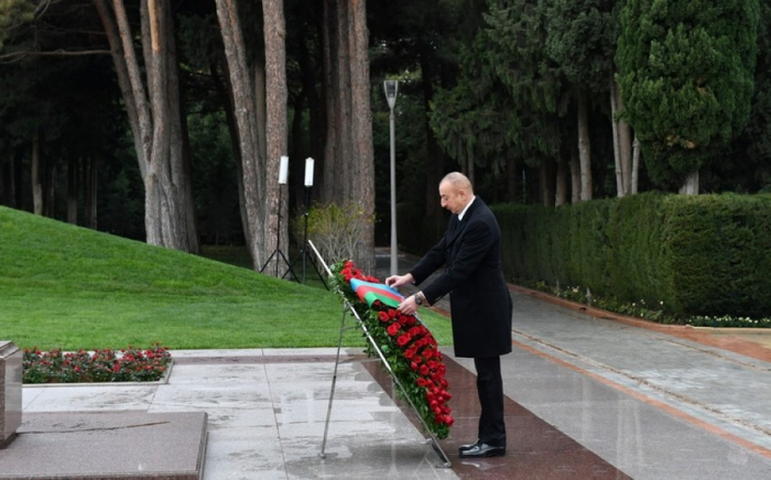   Ilham Aliyev besucht das Grab des Nationalleaders Heydar Aliyev  