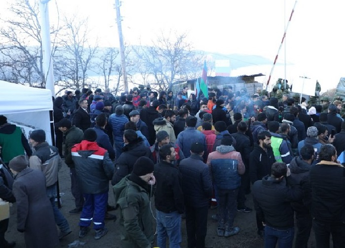  Aserbaidschanische Demonstranten bleiben in Zelten in der Nähe der Schuscha-Chankendi-Straße - VIDEO