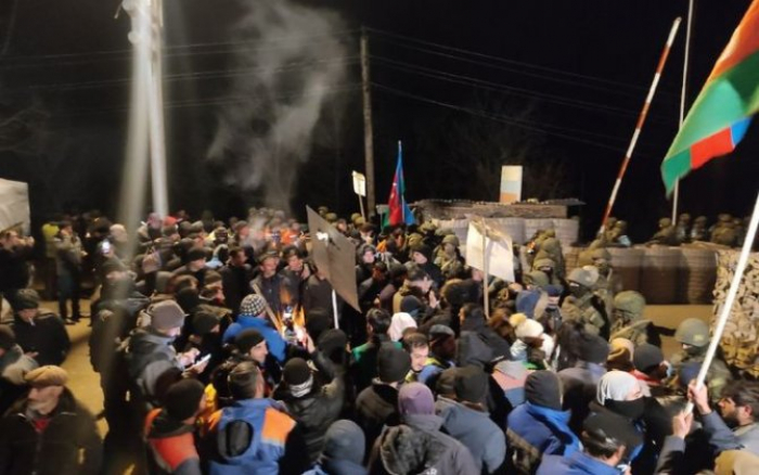   Demonstranten verbringen eine weitere Nacht auf der Schuscha-Chankendi-Straße  