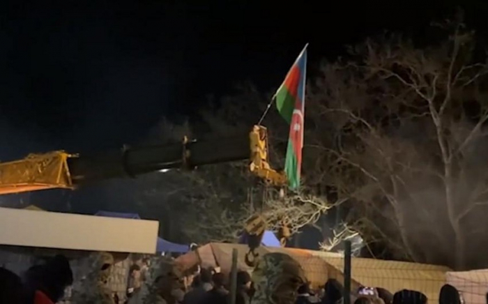   Aserbaidschanische Flagge weht über der Straße nach Chankendi  