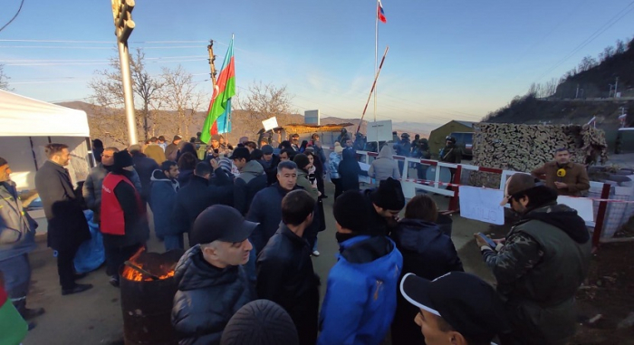   Aserbaidschaner setzen die Proteste in der Nähe von Schuscha am dritten Tag fort  