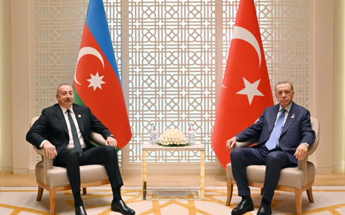   Ilham Aliyev traf sich mit Recep Tayyip Erdogan und es wurde betont, dass die brüderlichen Beziehungen sich ausweiten  