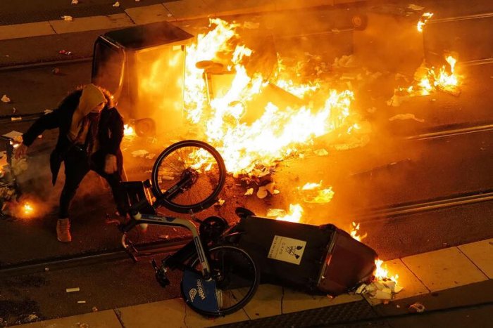   “Müharibə mərkəzi”nə çevrilən Paris küçələri:    14 yaşlı uşaq öldü      