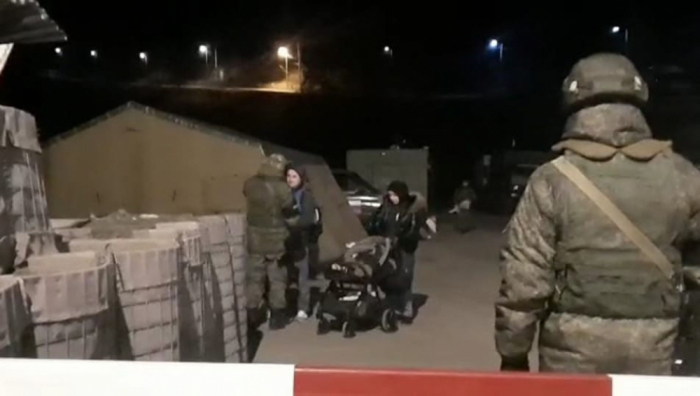  Des manifestants sur la route Khankendi-Latchine assurent le passage des membres de la famille d