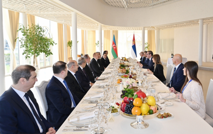   Abendessen im Namen des aserbaidschanischen Präsidenten zu Ehren des serbischen Amtskollegen  