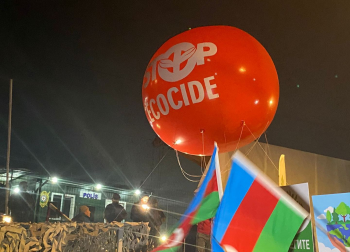   Friedliche Demonstranten lassen einen großen Ballon mit der Aufschrift „Stoppt den Ökozid“ hoch –   FOTO    