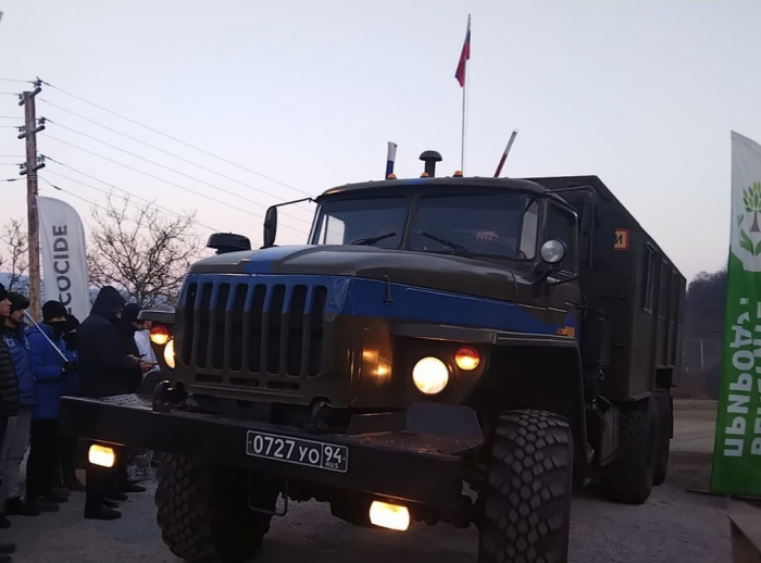   Dos autos más se movieron sin obstáculos por la carretera Khankendi-Lachin  