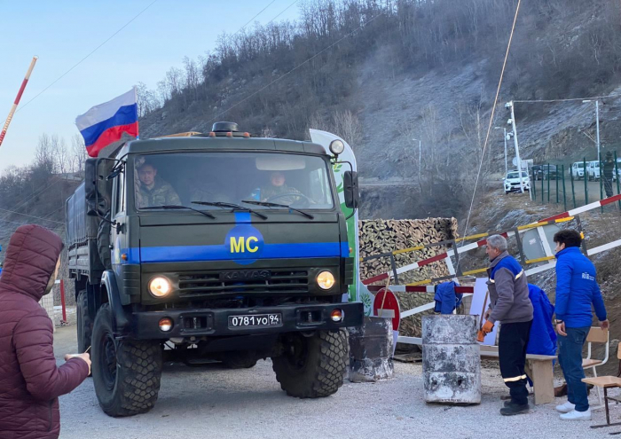   Versorgungsfahrzeuge der russischen Friedenstruppen passieren ungehindert die Latschin-Chankendi-Straße  