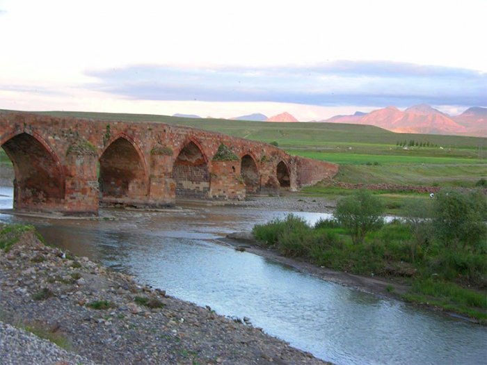   En relación con el Corredor de Zangezur, Azerbaiyán e Irán han comenzado la construcción de un puente sobre el río Araz  