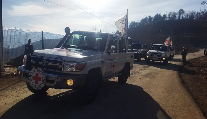   Fahrzeuge des IKRK und Autos der russischen Friedenstruppen fahren frei entlang der Latschin-Straße  