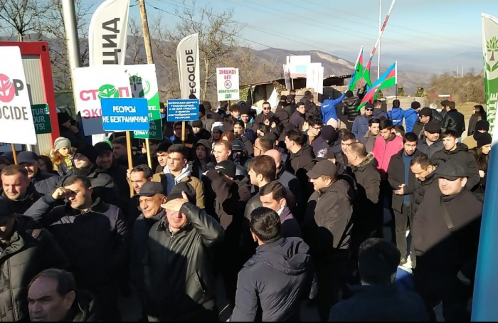   Weitere Aserbaidschaner schließen sich friedlichen Protesten auf der Latschin-Chankendi-Straße an  