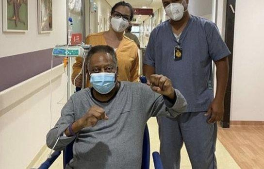    Hospitala yerləşdirilən Pele ailəsi və dostları ilə vidalaşdı  
   