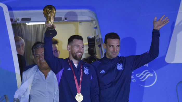 La selección argentina llega a Buenos Aires tras su victoria en el Mundial