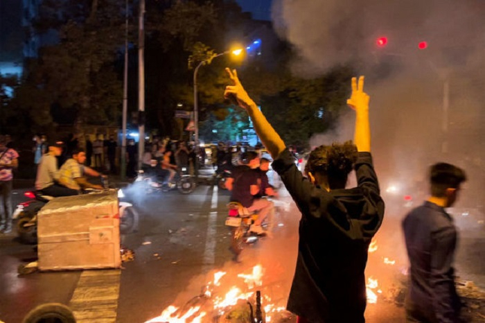       İranda etirazlar dayanmır:    Tehran küçələrində əhali aksiyalara davam edir –    VİDEO      