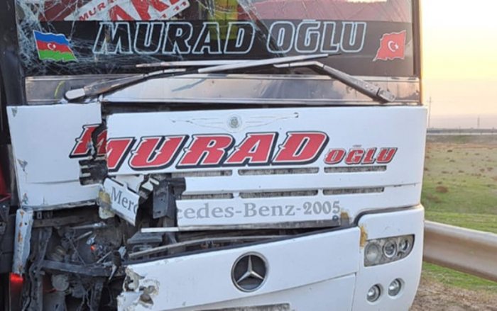 Sərnişin avtobusu yük maşını ilə toqquşdu Sərnişin avtobusu yük maşını ilə toqquşdu