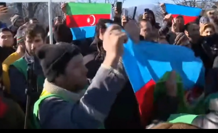 Etirazçılar Laçın yolunda Azərbaycan himnini səsləndirdi Etirazçılar Laçın yolunda Azərbaycan himnini səsləndirdi