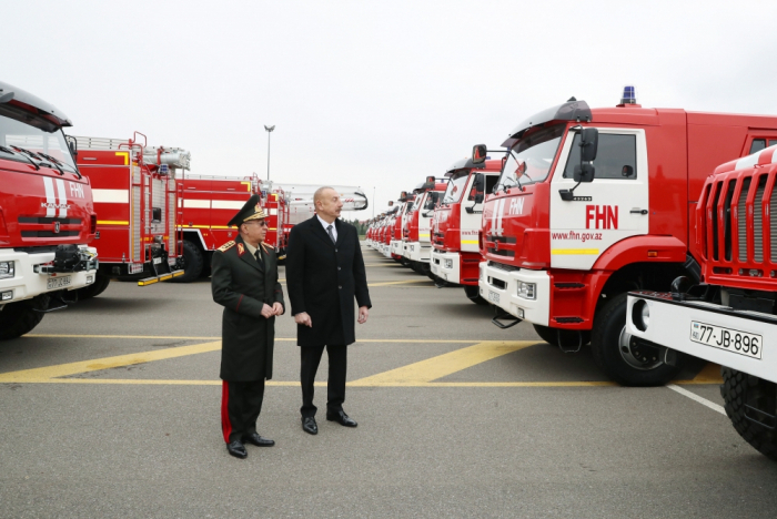  Presidente Ilham Aliyev se familiariza con los equipos y ambulancias para fines especiales recién adquiridos 