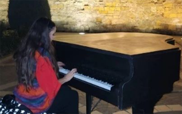 Leyla Əliyeva İçərişəhərdə piano çaldı - Video Leyla Əliyeva İçərişəhərdə piano çaldı - Video
