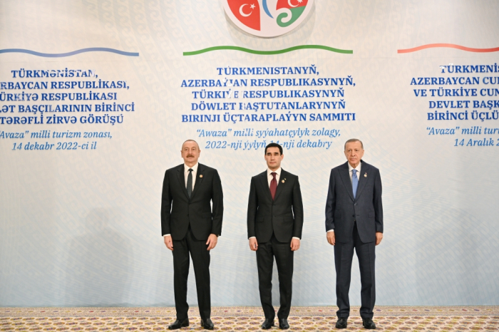   Los presidentes de Azerbaiyán, Türkiye y Turkmenistán celebran reunión ampliada en la ciudad de Turkmenbashi  