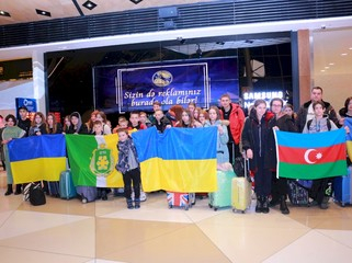   Eine Gruppe von Kindern und Jugendlichen aus der Ukraine wurde nach Aserbaidschan gebracht   - FOTOS    