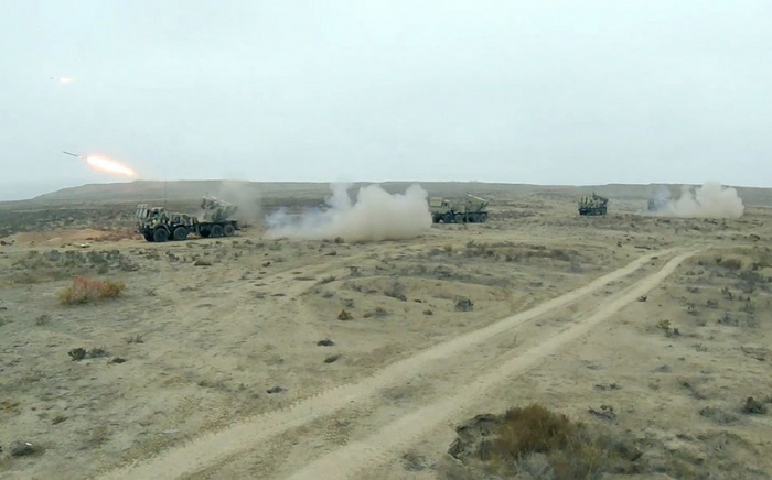  Ejército de Azerbaiyán realiza ejercicios tácticos con fuego real -   VIDEO  