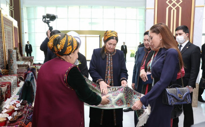   Mehriban Aliyeva visita exposiciones de bellas artes y artes decorativas y aplicadas en Turkmenbashi  