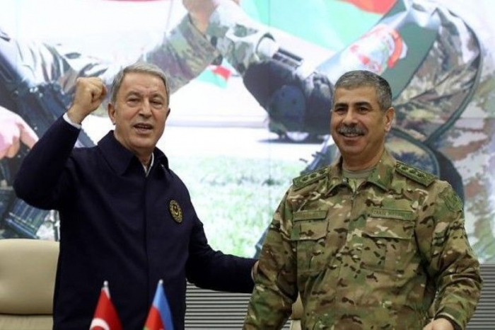  Ministros de Defensa de Azerbaiyán y Türkiye observan ejercicios militares 
